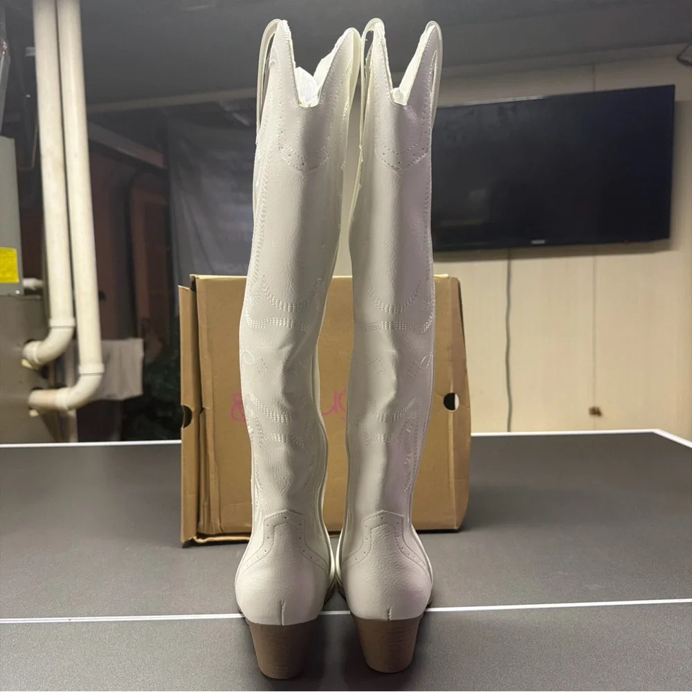 NIB Sugar Womens Tall White Cowboy Cowgirl Boots PointedToe Embroidered Size 8.5